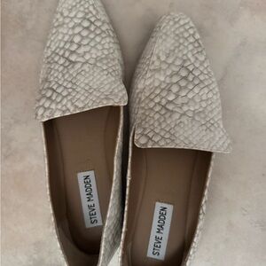 Steve Madden Women's Textured Cream Flats